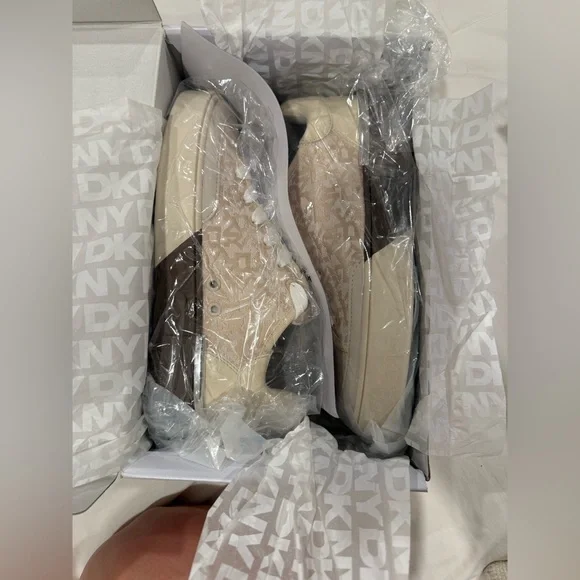 NIB DKNY Women's Bradley Logo Platform Lace Up Sneaker Size 8 - Picture 3 of 5